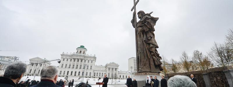 На дан народног јединства у Москви откривен споменик Светом Кнезу Владимиру