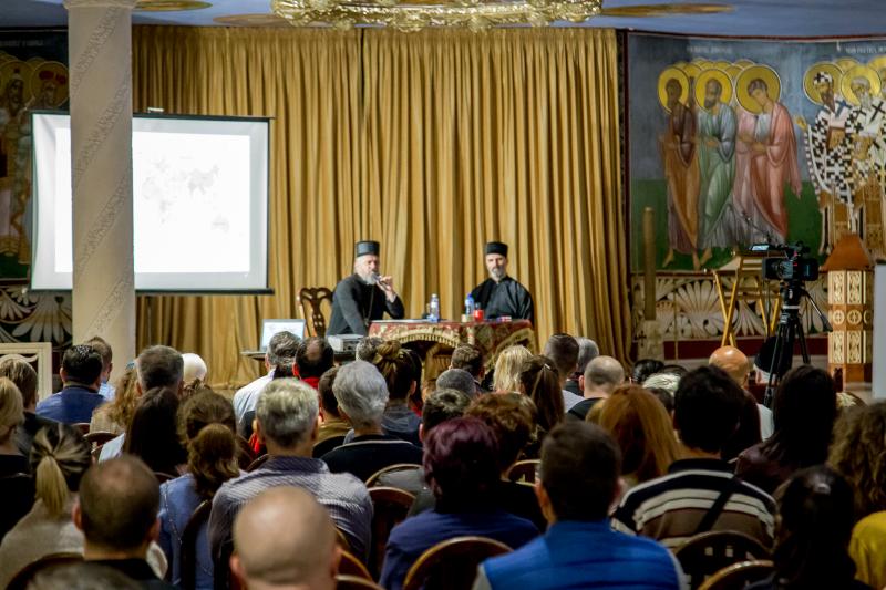 Владика Кирило одржао огледе односа теологије и науке у крипти Саборног храма у Подгорици