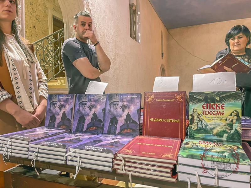 Представљене књиге епског пјесника Славка Перошевића у крипти подгоричког Сљаборног храма