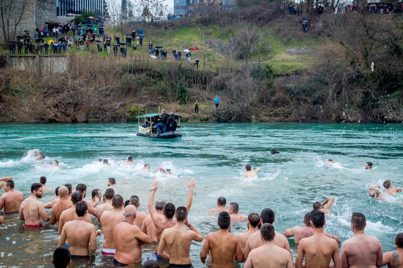 Богојављенско пливање у Подгорици – до крста први стигао Иван Стаматовић