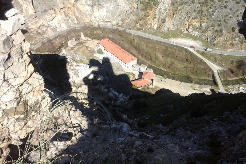 Порушили а сада не дозвољавају обнову: Албанске власти забрањују обнову Светих Архангела код Призрена!