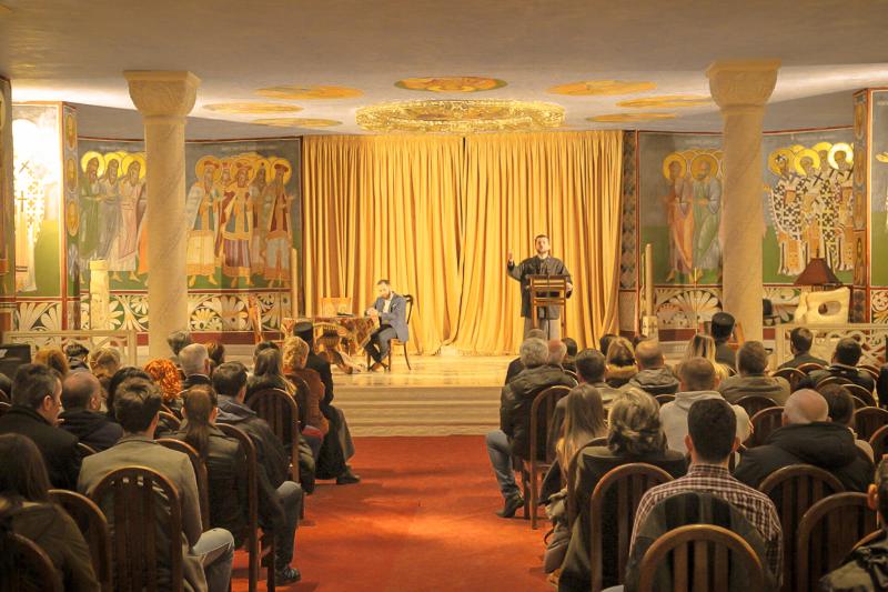 Протојереј - ставрофор Гојко Перовић одржао је у крипти Саборног храма у Подгорици предавање на тему : Зашто су хришћани срећни