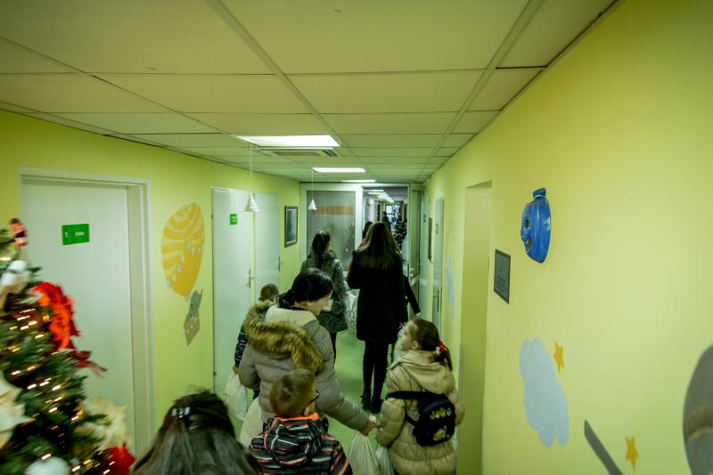 Дјеца полазници Школе вјеронауке при Саборном храму у Подгорици раздијелила божићне поклоне вршњацима на Педијатријској клиници КЦЦГ 