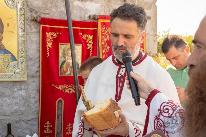 Прослављена храмовна слава Светих Макавеја у Толошима, богослужио Владика Кирило